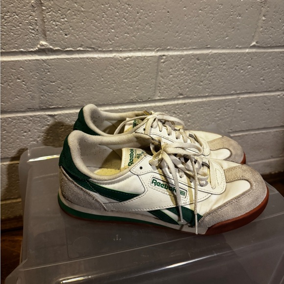 Reebok Women’s White and Green Classic Low-Top Sneakers with Gum Outsole - Picture 4 of 4